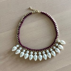 Necklace with pearls and red velvet details